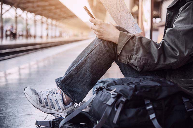 عکس نشستن در ایستگاه قطار