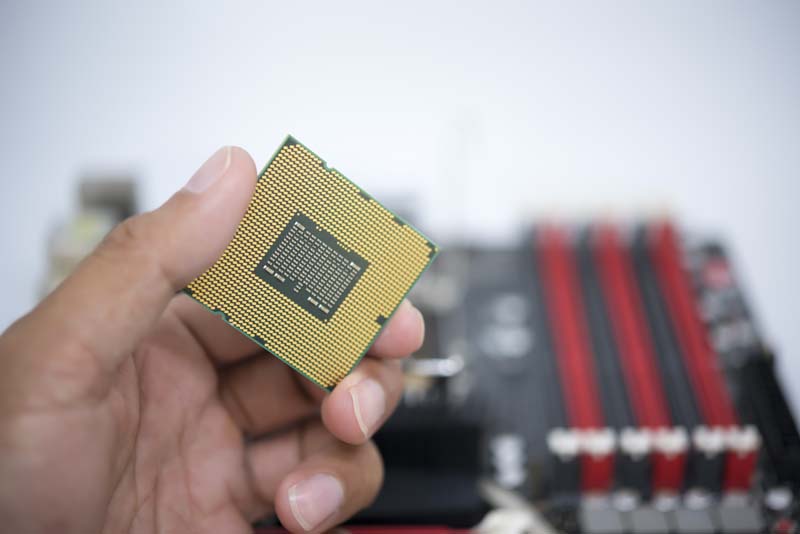 عکس cpu مربع در دست