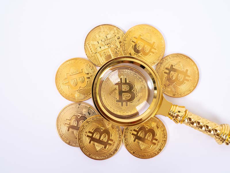 عکس بیت کوین و ذره بین طلایی