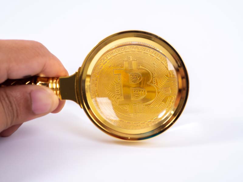 عکس  ذره بین و سکه بیت کوین 