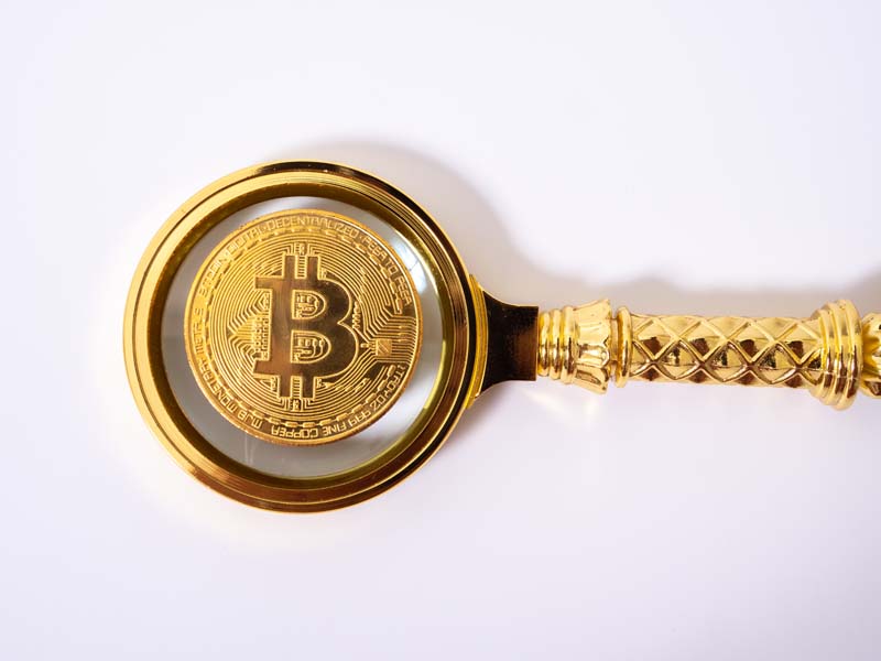 عکس بیت کوین و ذره بین دسته طلایی