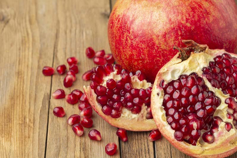 تصویر زیبا از انار روی سطح چوبی