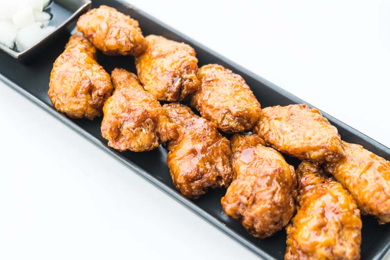 عکس زیبا از مرغ سوخاری و درون ظرف مشکی