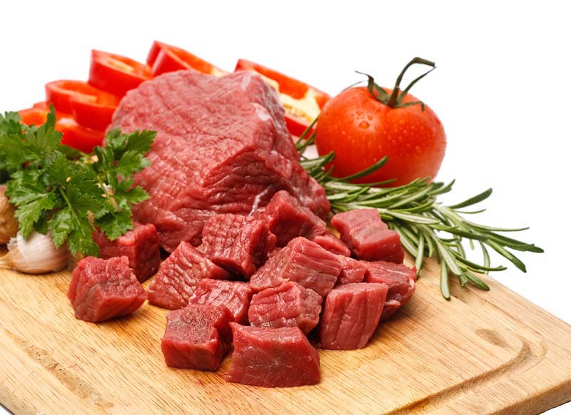 طرح دوربری شده از گوشت قرمز روی تخته آشپزی