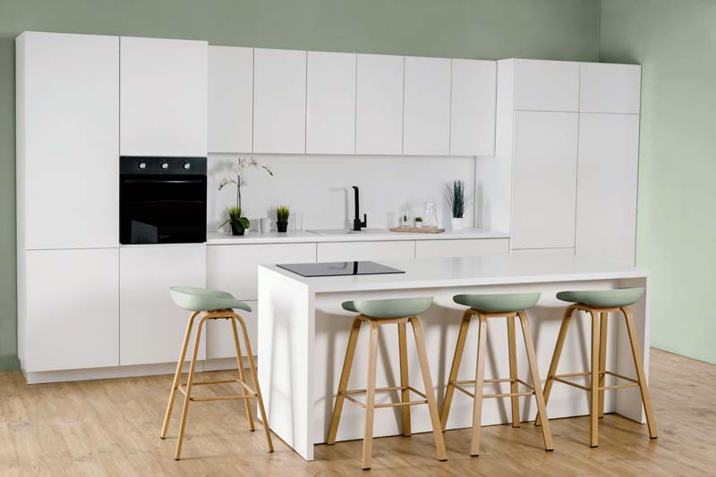 دانلود عکس با کیفیت کابینت سفید ایستاده
