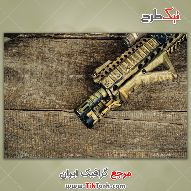دانلود عکس با کیفیت تفنگ روی تخته چوبی