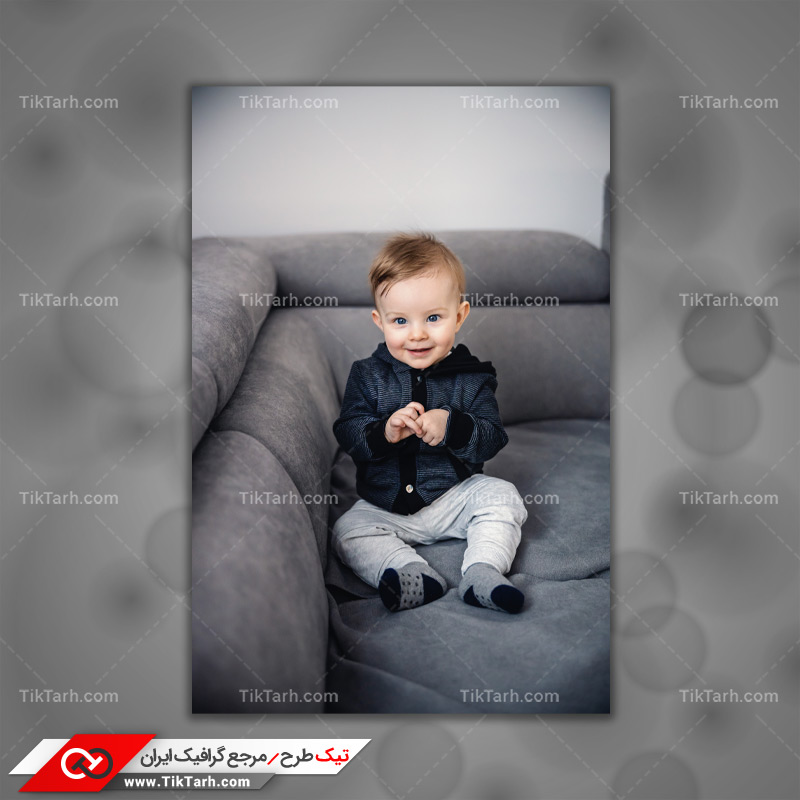 دانلود تصویر با کیفیت پسر بچه روی مبل