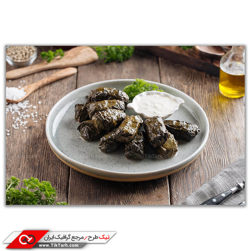تصویر با کیفیت چند عدد دلمه ی برگ با سس