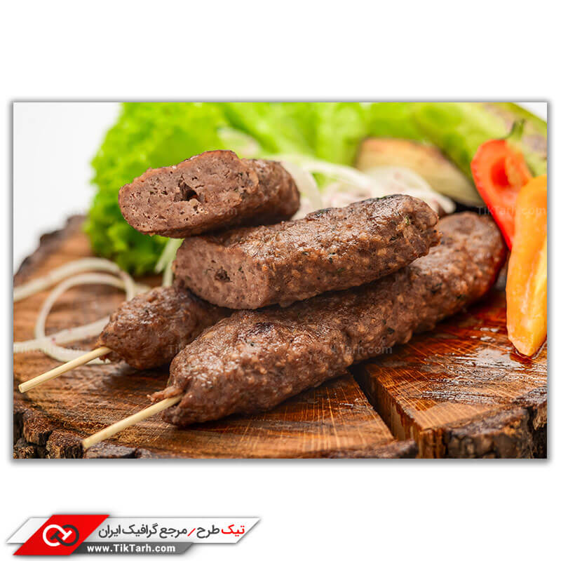 تصویر با کیفیت استیک گوشت با سیخ چوبی