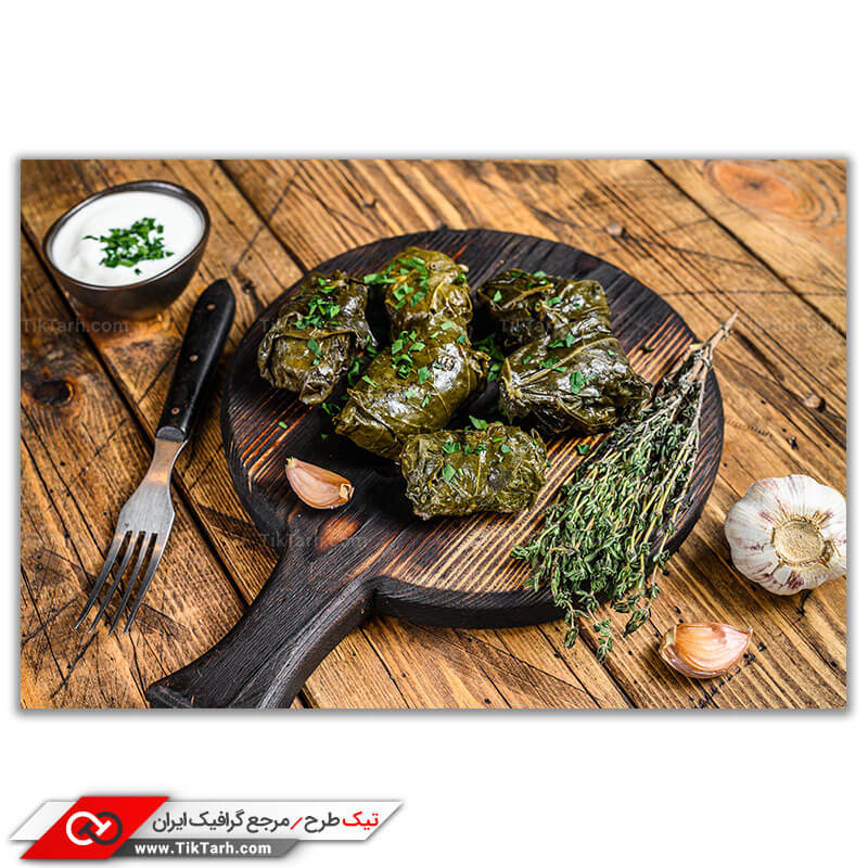 تصویر با کیفیت چند دلمه ی برگ انگور با سس و سیر