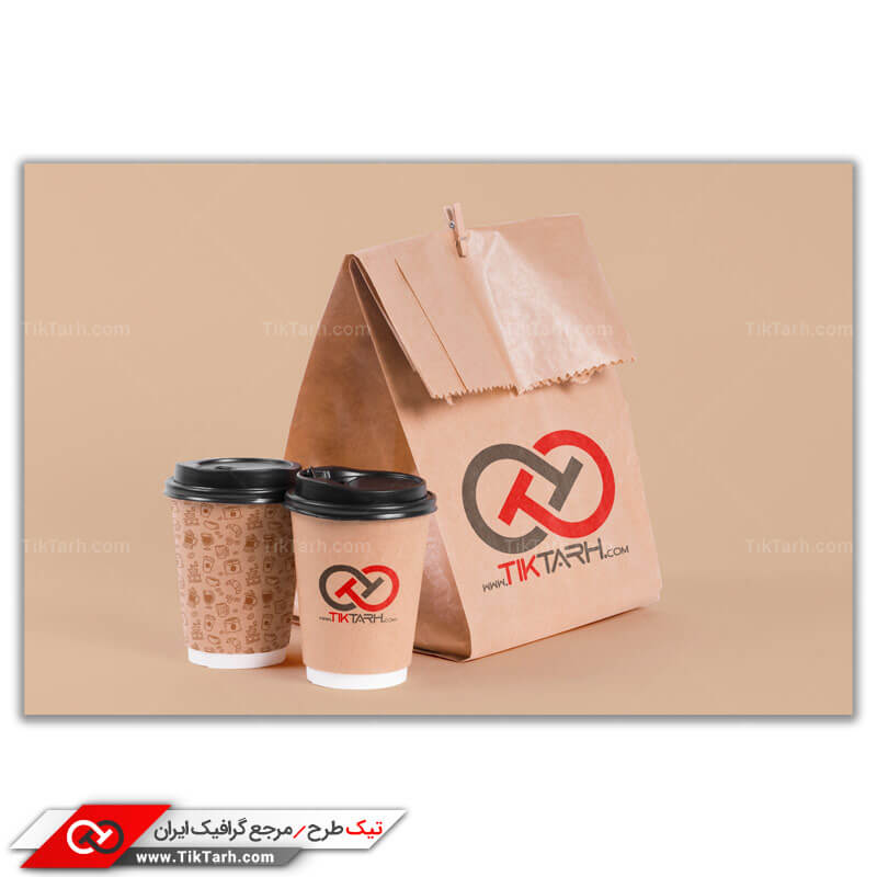 طرح لایه باز موکاپ پاکت و لیوان های قهوه