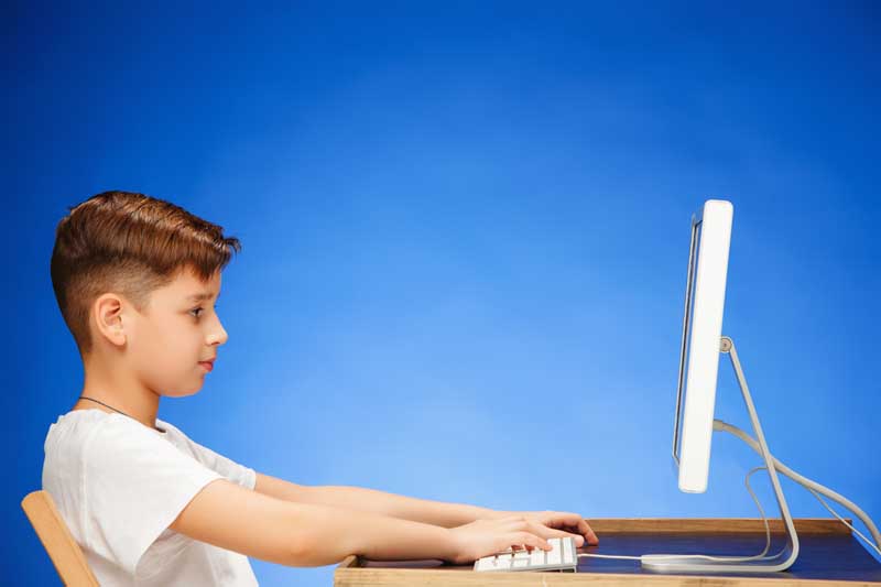 تصویر باکیفیت نحوه نشستن صحیح پشت میز