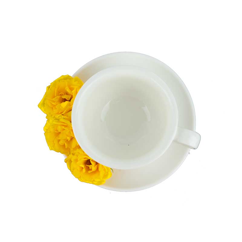 طرح گل های زرد کنار فنجان و نعلبکی
