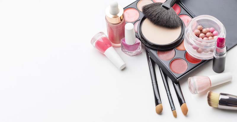 تصویر باکیفیت براش و کرم پودر میکاپ