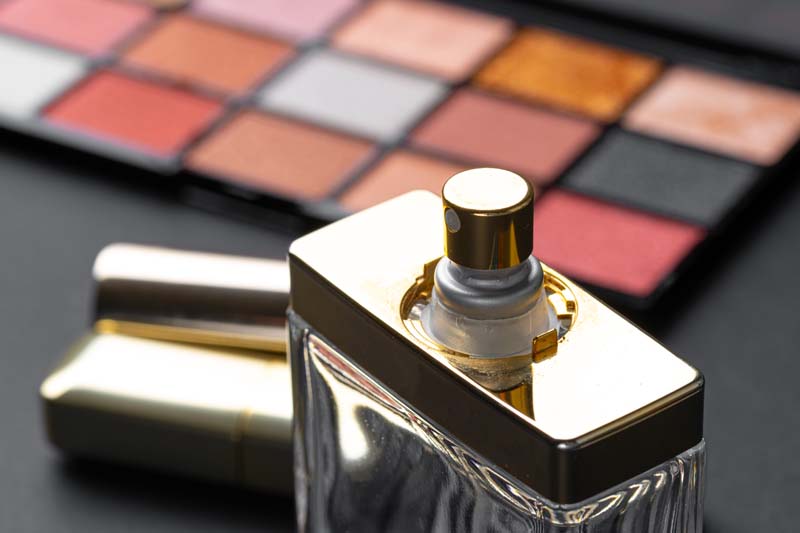 تصویر باکیفیت عطر و پالت سایه