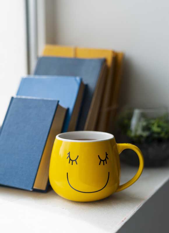 دانلود تصویر لیوان چای و کتاب های داخل طاقچه