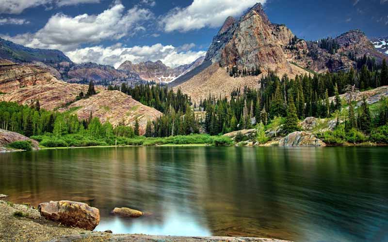تصویر باکیفیت برکه آرام در کوهستان