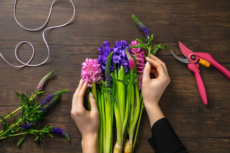 عکس تزیین و پیچیدن دسته گل