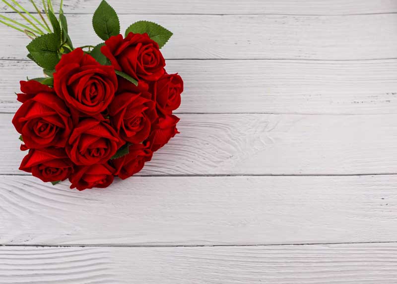 دانلود عکس پس زمینه چوبی با دسته گل رز قرمز