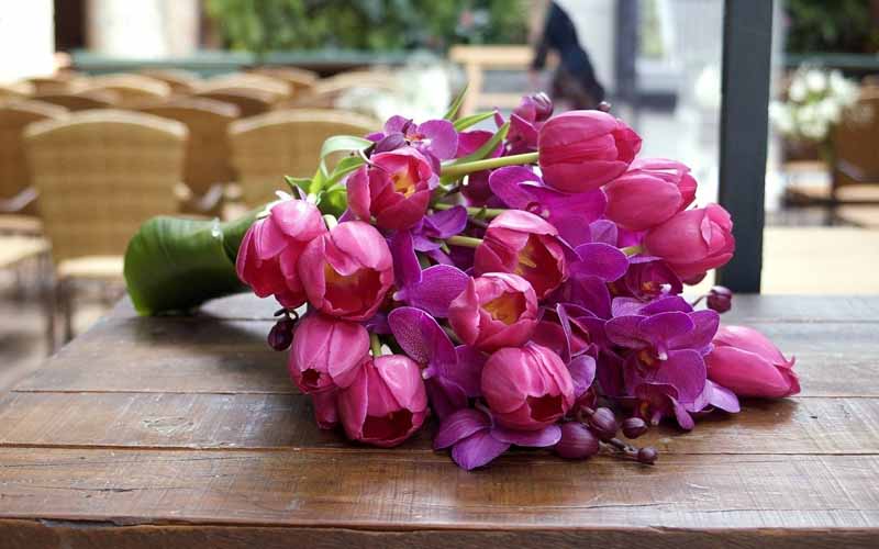 دانلود عکس دسته گل لاله بنفش روی میز
