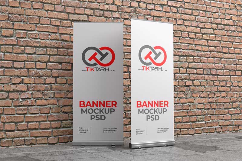 موکاپ دو عدد استند تبلیغاتی ایستاده کنار دیوار آجری