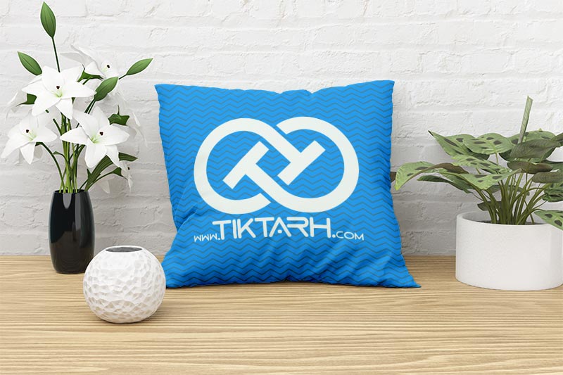 موکاپ کوسن روی میز