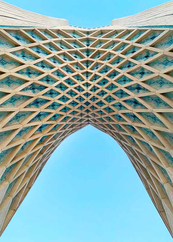 تصویر باکیفیت نمای پایین برج آزادی