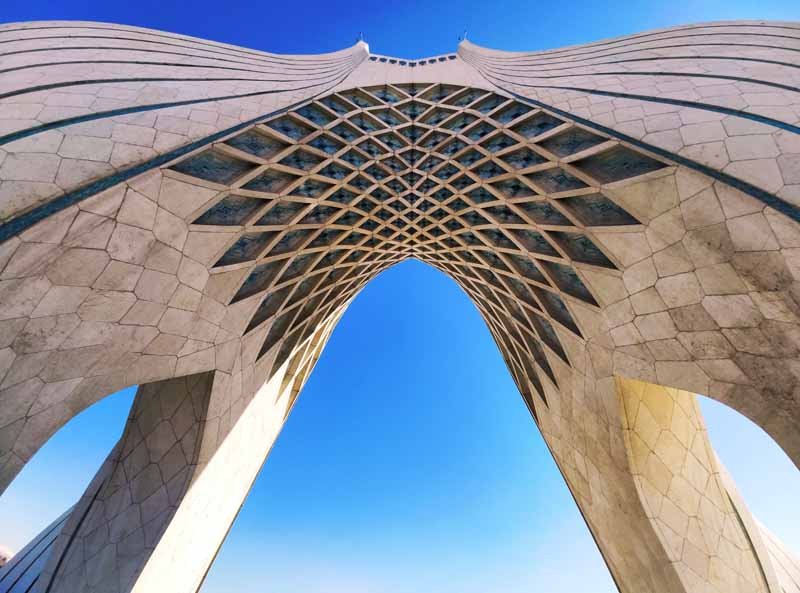 تصویر باکیفیت زیر برج آزادی