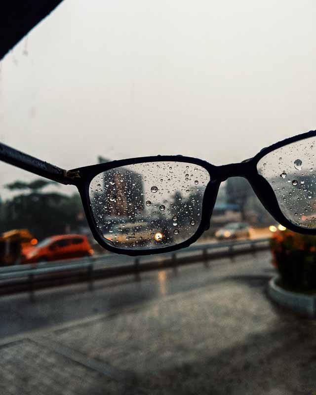 تصویر عینک شیشه ای خیس