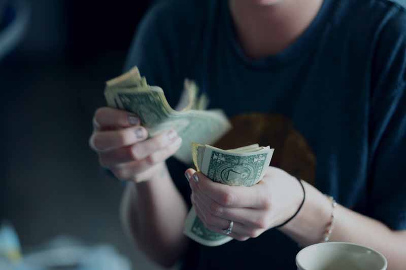 دانلود تصویر شمردن اسکناس های یک دلاری