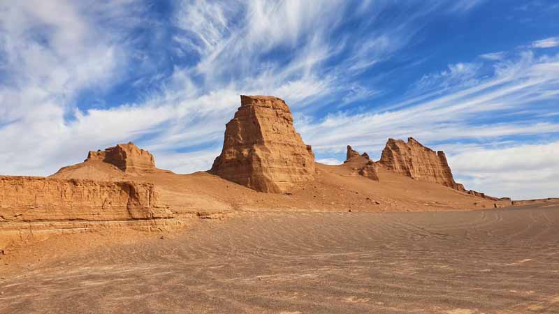 تصویر صخره های بیابانی در اطراف بم
