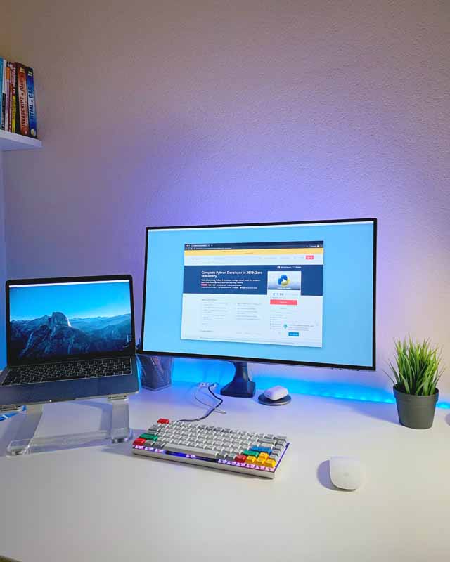 دانلود تصویر میز کار با تجهیزات دیجیتالی