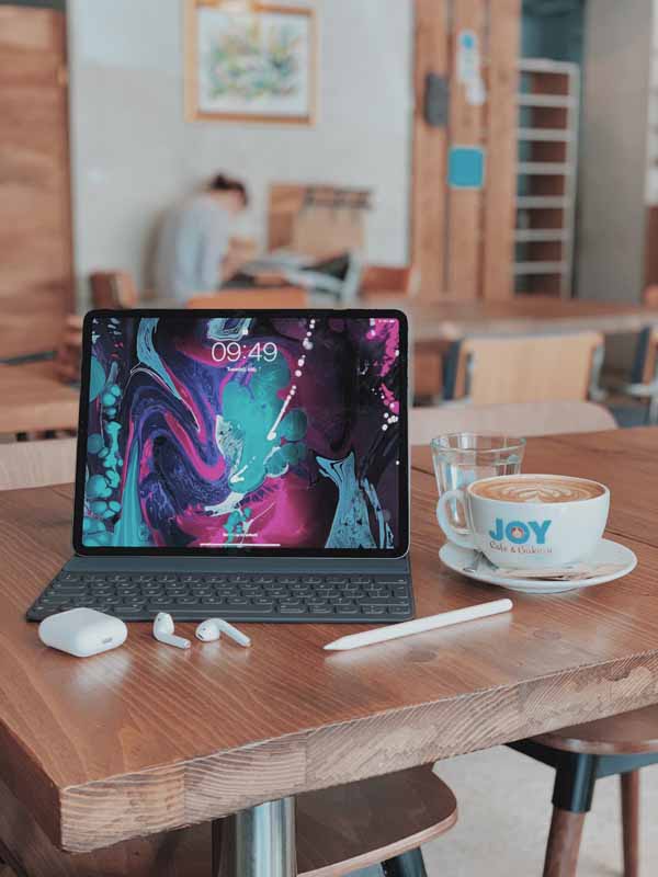 دانلود تصویر تبلت اپل روی میز