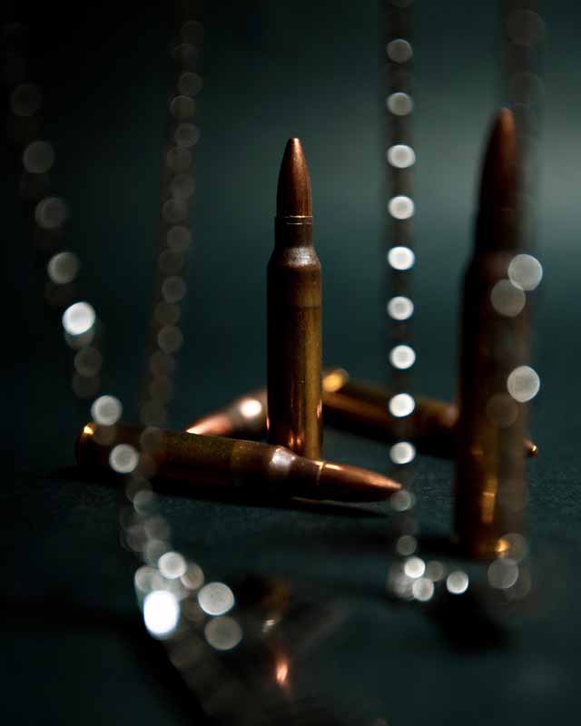 تصویر گلوله و پلاک های جنگی