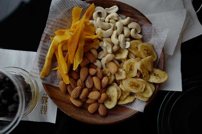 عکس ظرف پر از آجیل و میوه