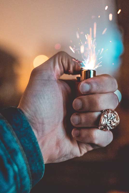 تصویر گرافیکی روشن کردن فندک چخماقی