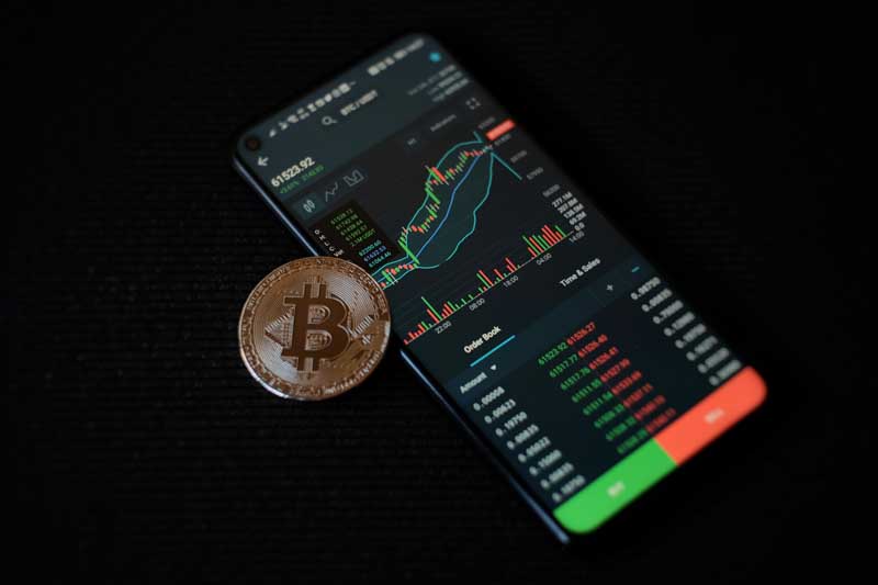دانلود عکس بررسی بیت کوین در موبایل