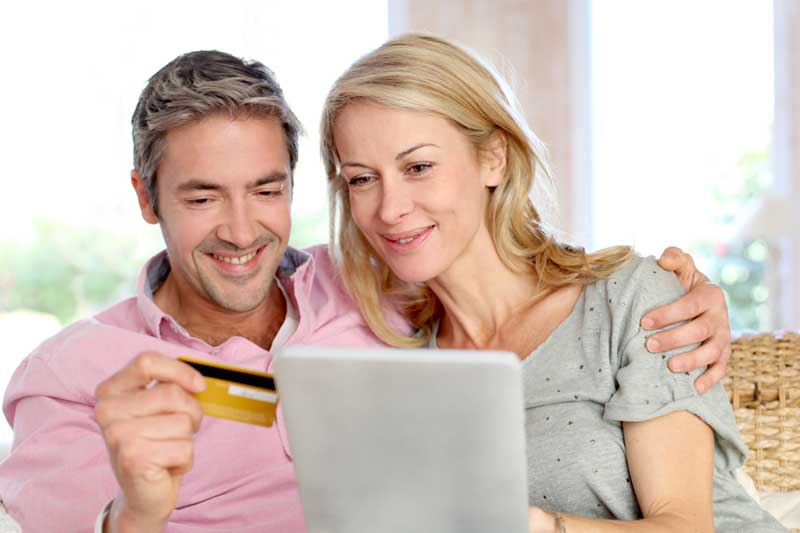 عکس خرید آنلاین با کارت اعتباری در خانه