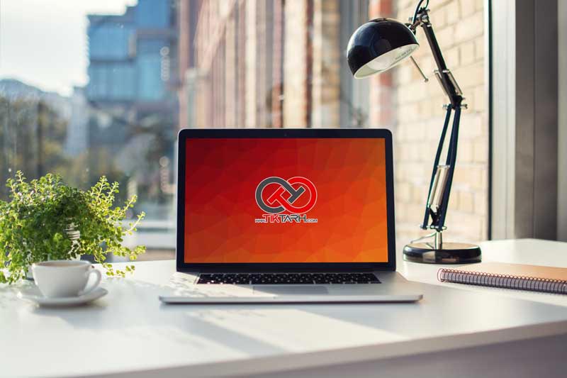 طرح موکاپ لپ تاپ روی میز کار