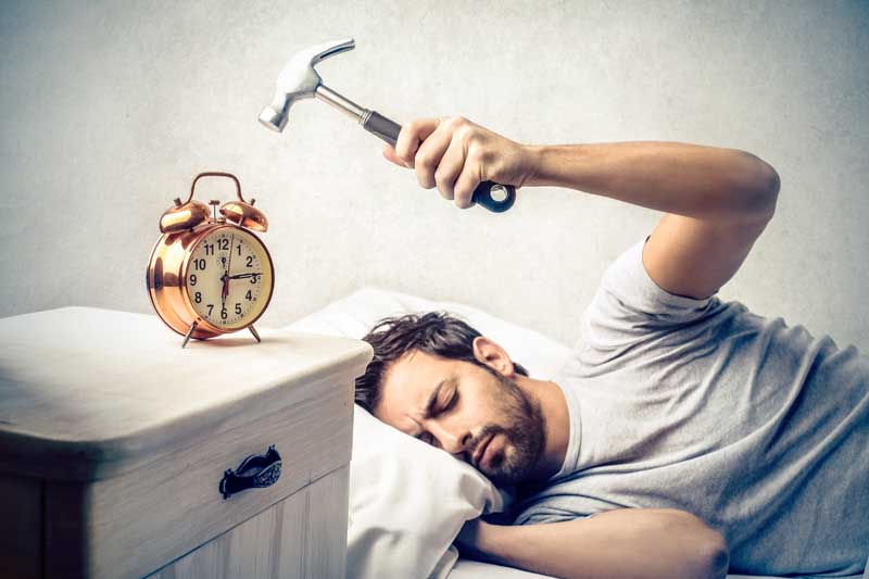 تصویر با کیفیت قطع کردن ساعت با چکش
