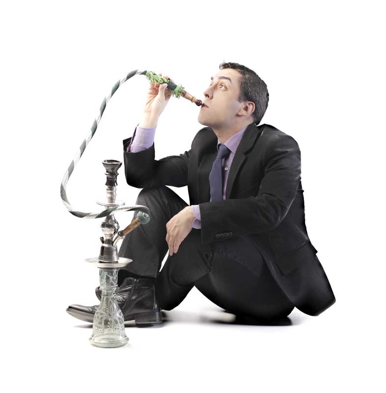 تصویر با کیفیت مرد در حال قلیان کشیدن