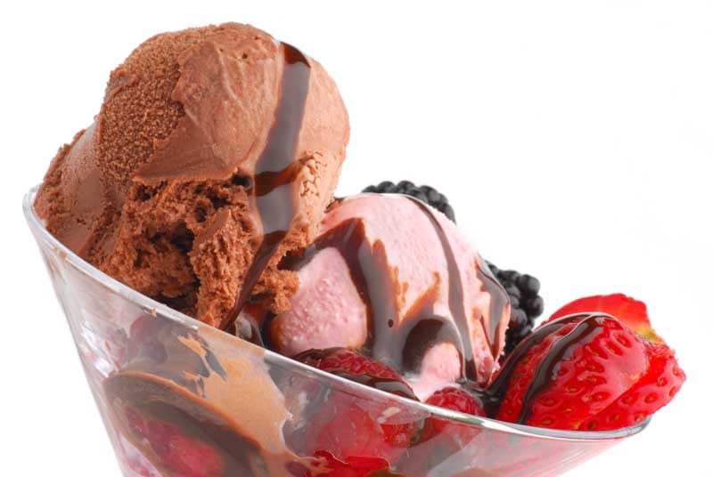 دانلود عکس بستنی شکلاتی و توت فرنگی