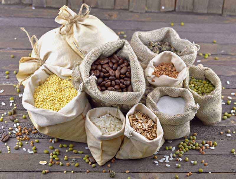 دانلود عکس با کیفیت انواع حبوبات داخل کیسه روی زمین