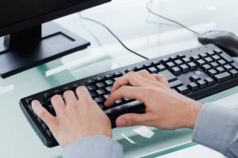دانلود تصویر کار با کیبورد مشکی