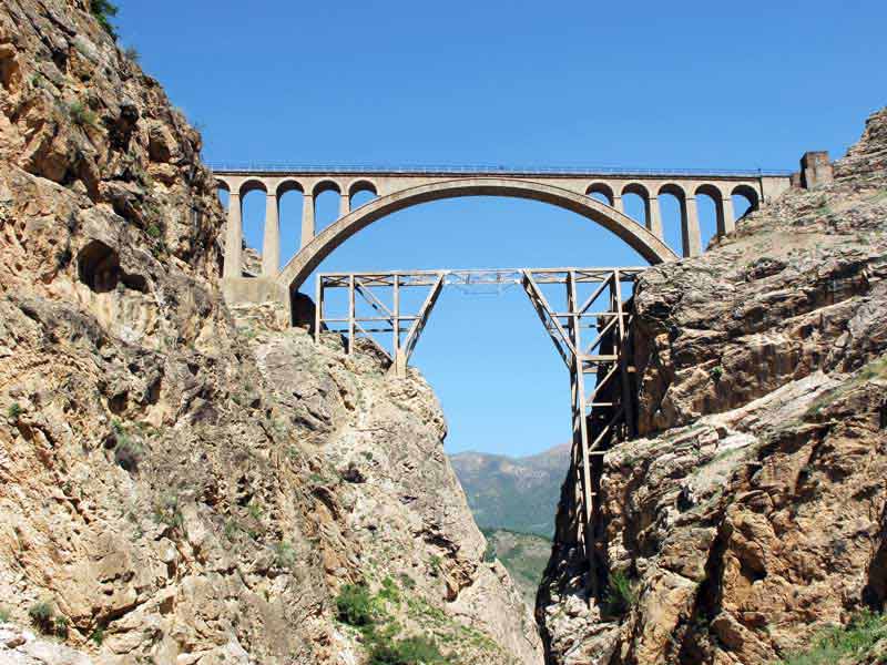 تصویر باکیفیت پل قطار از نمای دور