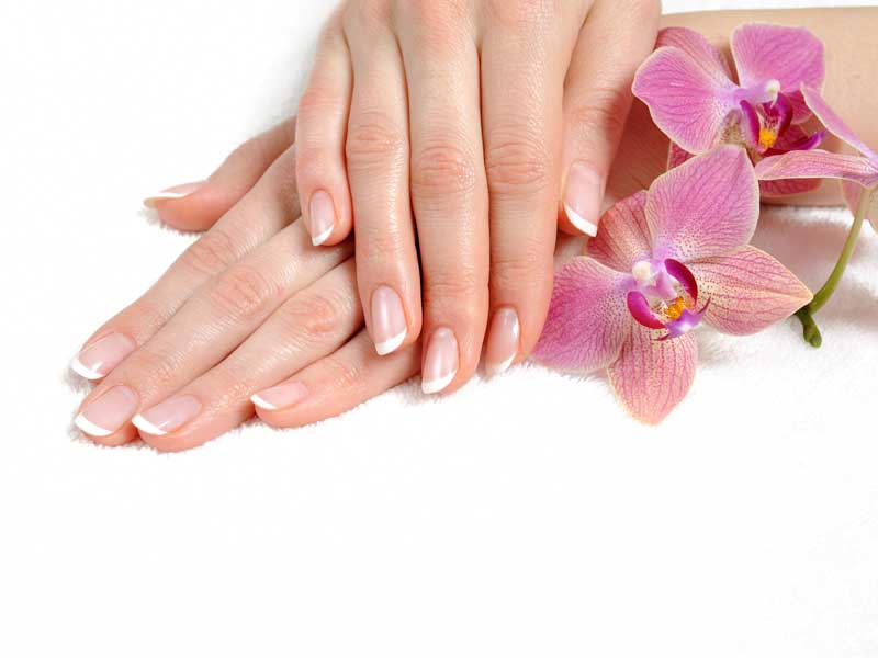 عکس گرافیکی فرنچ ناخن با گل