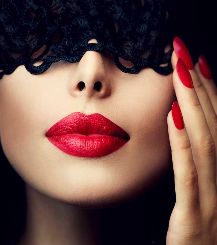 عکس لارج فرمت آرایش لب و ناخن