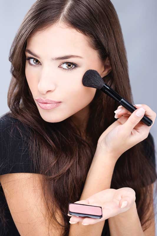 تصویر با کیفیت آرایش با براش و رژ گونه