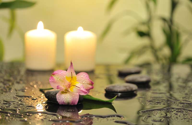 عکس لارج فرمت شمع و سنگ روی آب