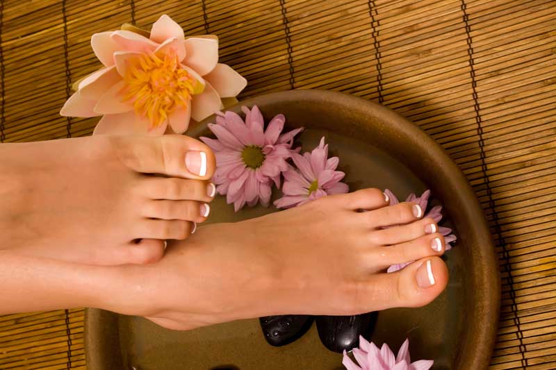 عکس لارج فرمت پا داخل لگن چوبی روی حصیر